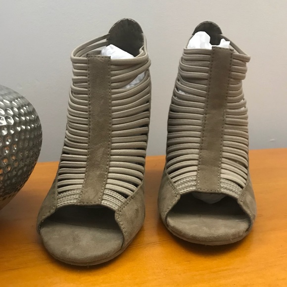 🦋Edgy Stylish Wedges!! - Picture 2 of 5